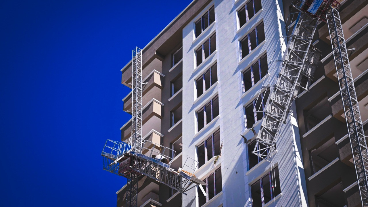 Yük asansörü ikiye ayrıldı, işçiler hayatını kaybetti