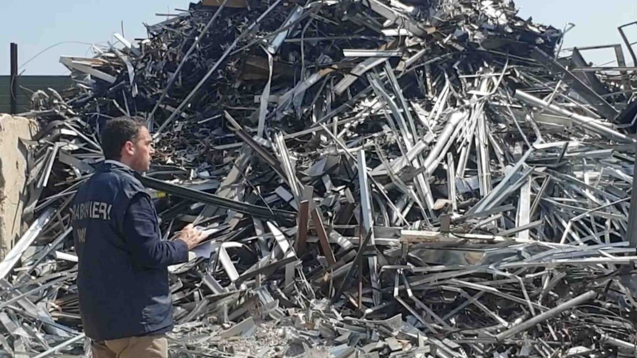 Türkiye'ye getireceklerdi: 370 ton tehlikeli atık ele geçirildi