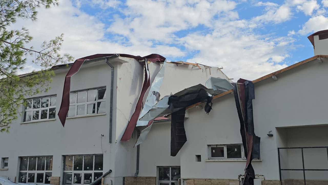 Öğrenciler dersteydi: Okulların çatısı uçtu