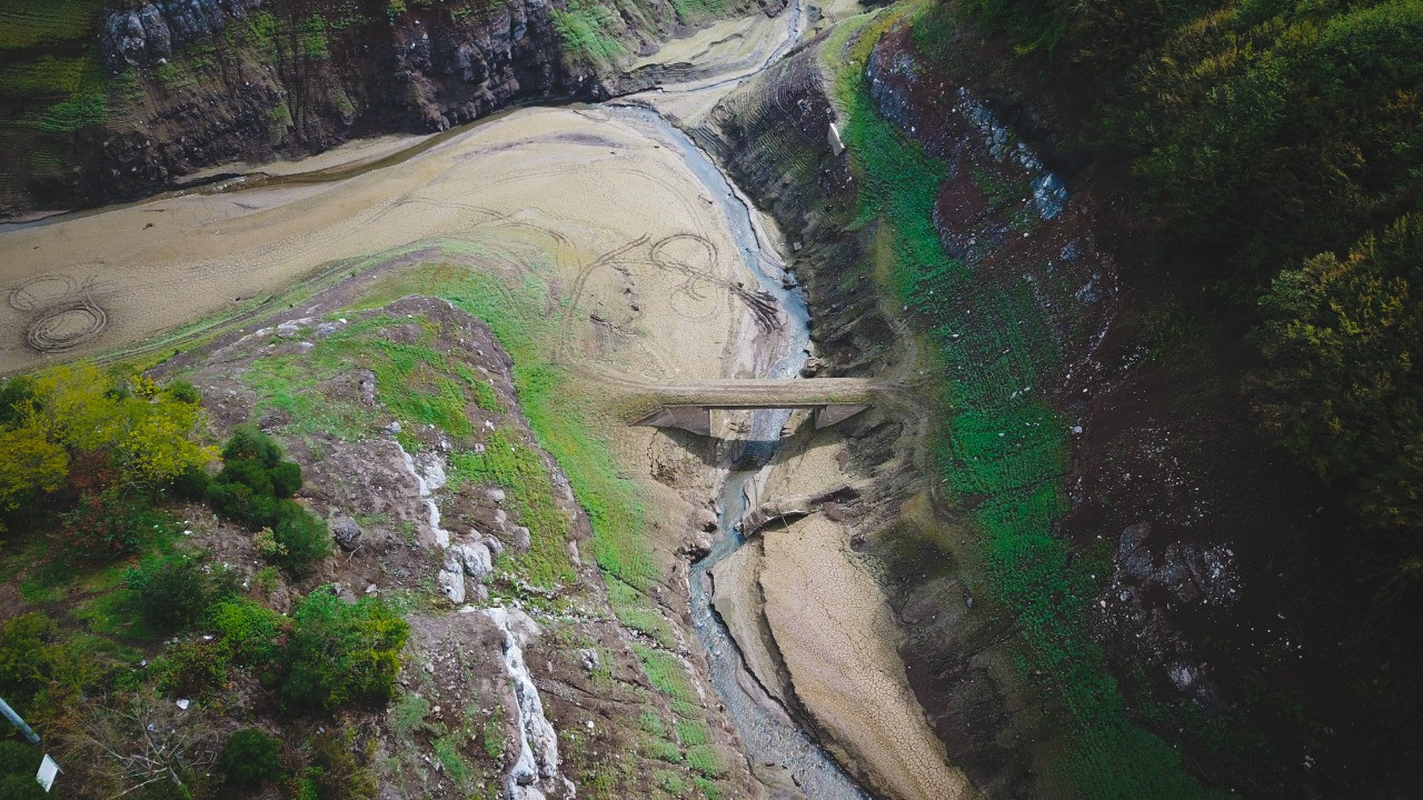 Barajda su seviyesi düştükçe düştü, köprü ortaya çıktı