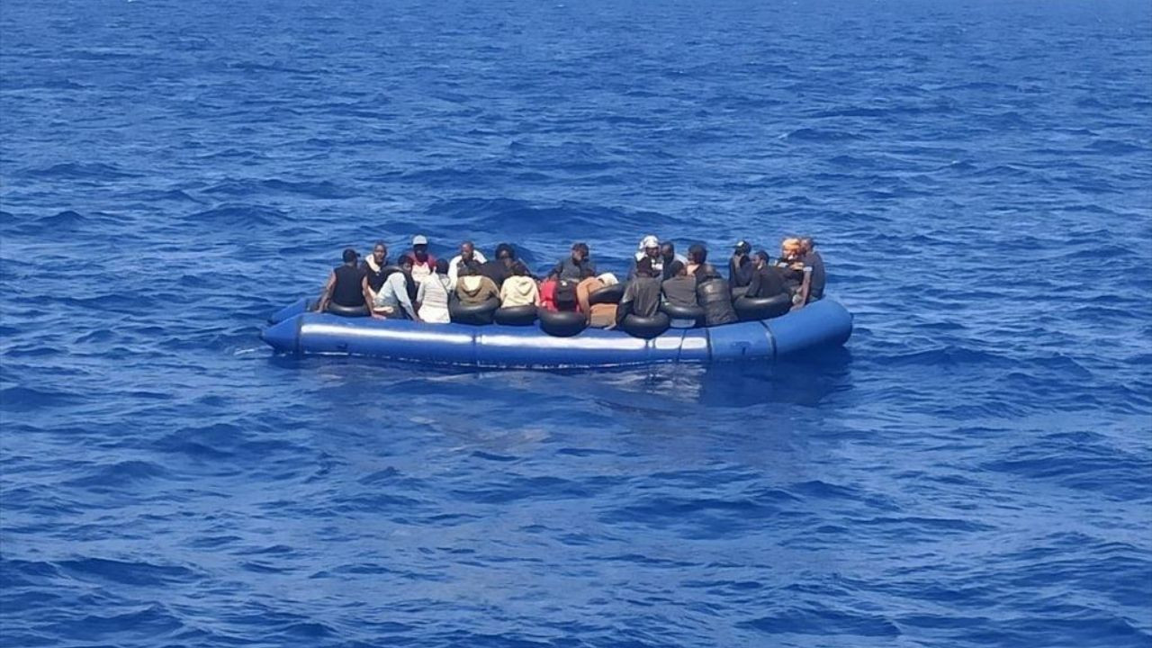 Ege'de facia: Sığınmacıların botu kayalıklara çarptı