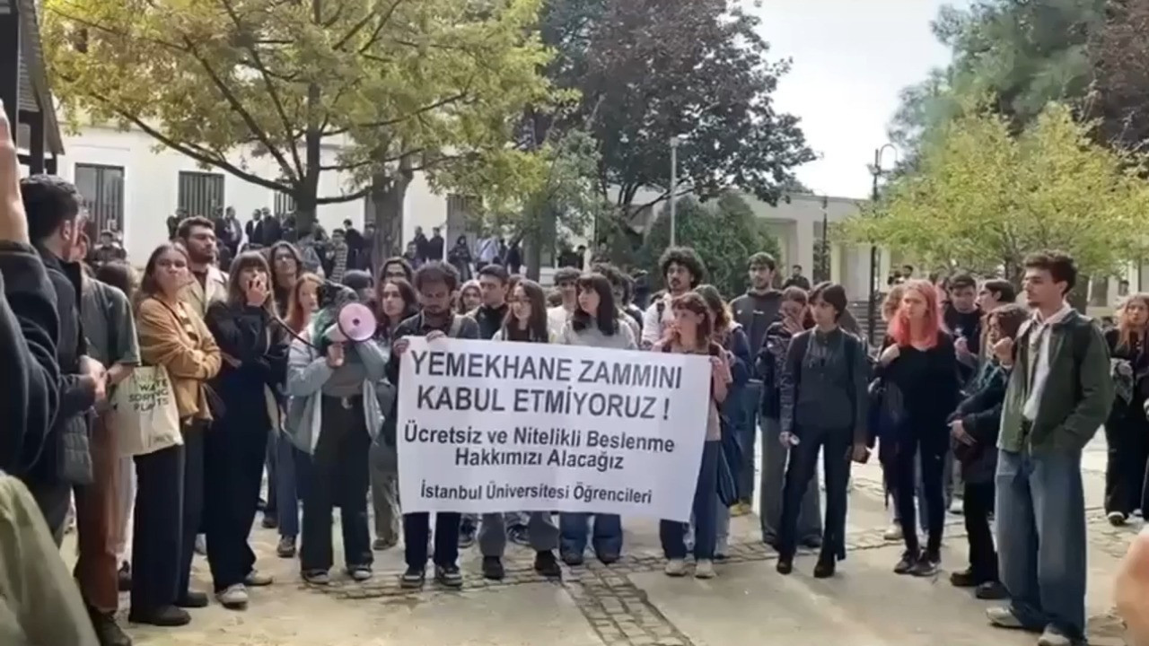 İstanbul Üniversitesi'nde öğrencilerden yemekhane zammına protesto