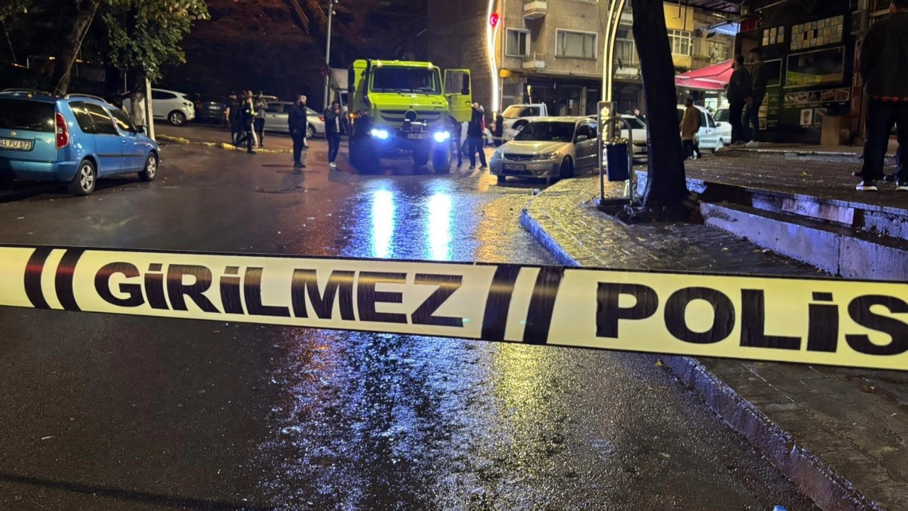 Jiletle çevredekilere saldırdı, vurularak öldürüldü