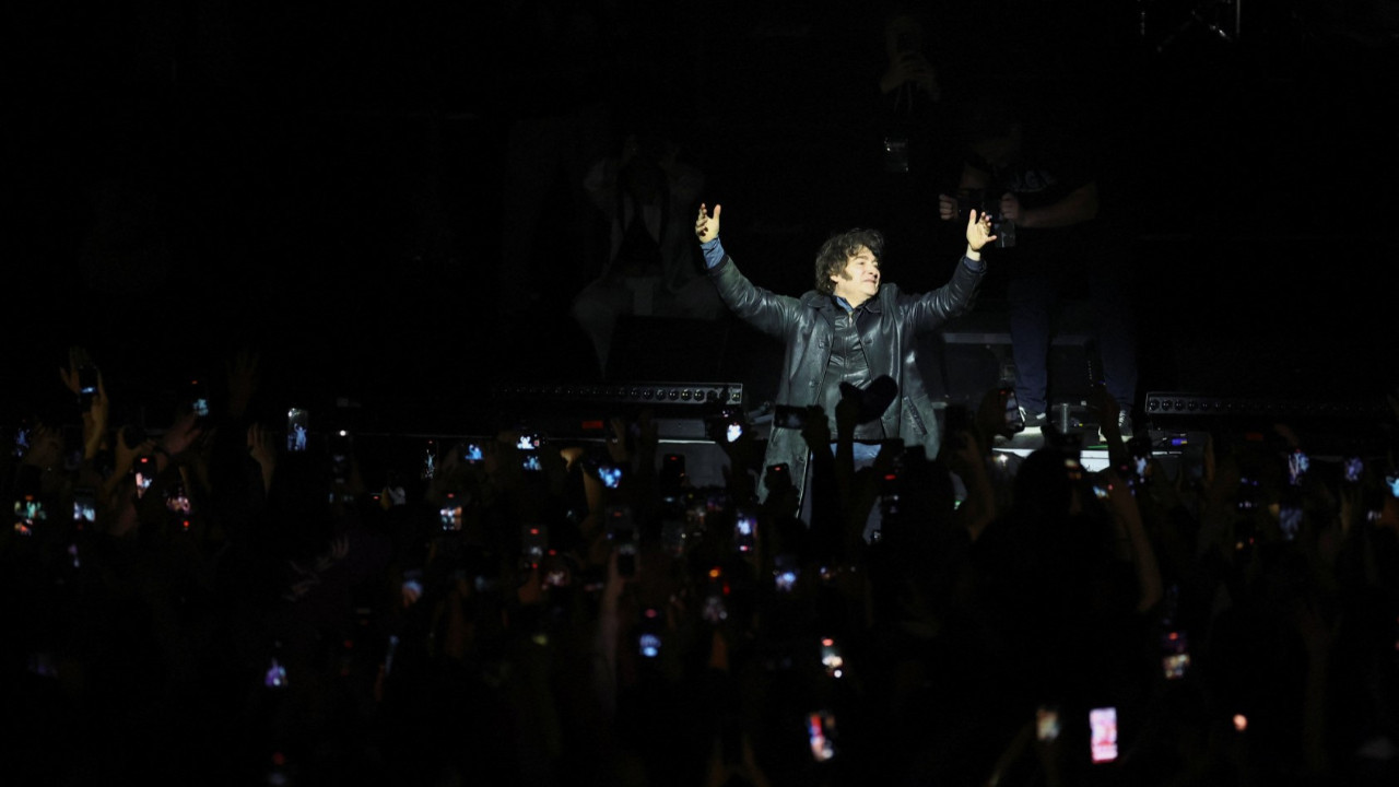 Ekonomi çökerken 'Deli Başkan'dan rock şov: 'Ben de insanım'