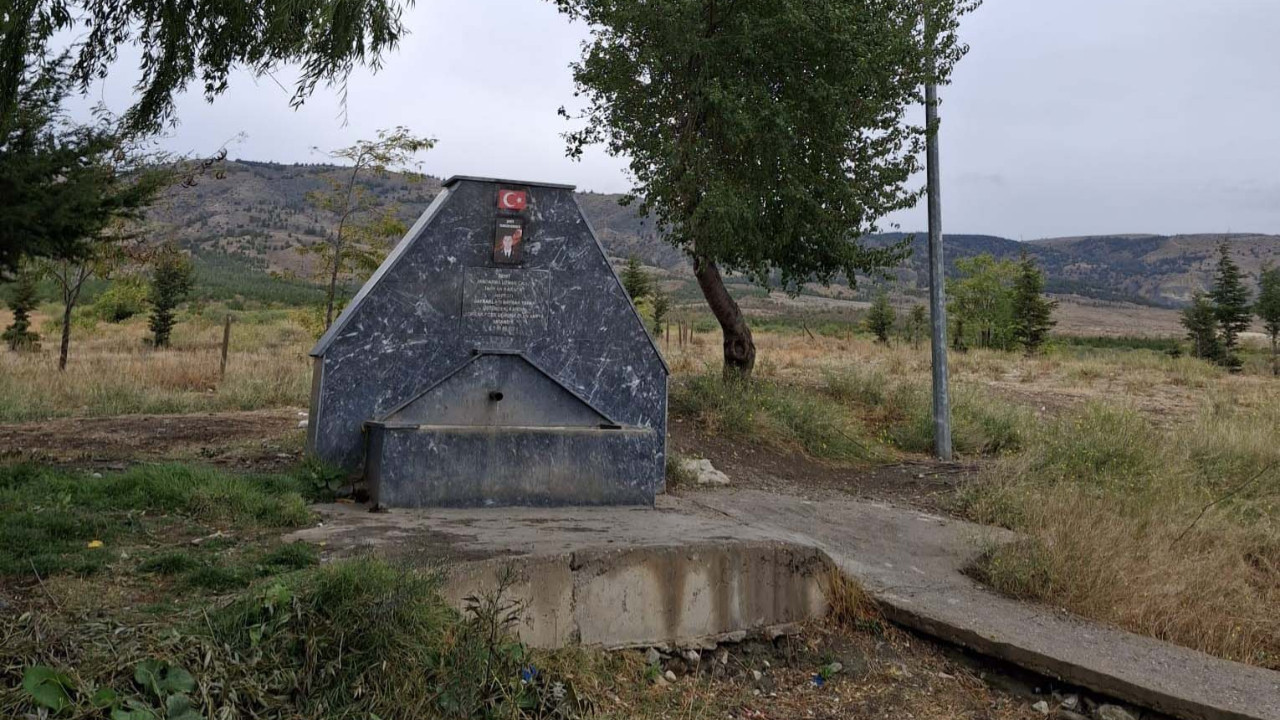 Şehit çeşmesine saldırı: Türk bayrağı ve fotoğraf tahrip edildi
