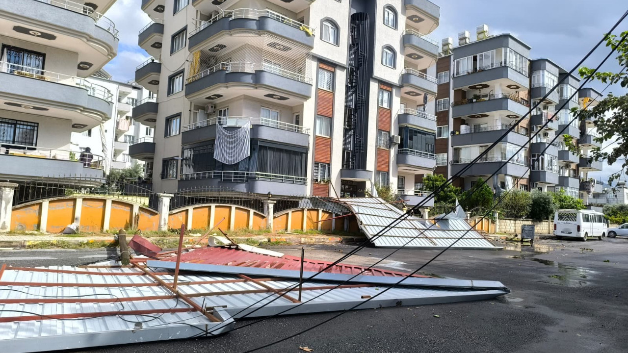 Hatay’da fırtına çatıyı uçurdu