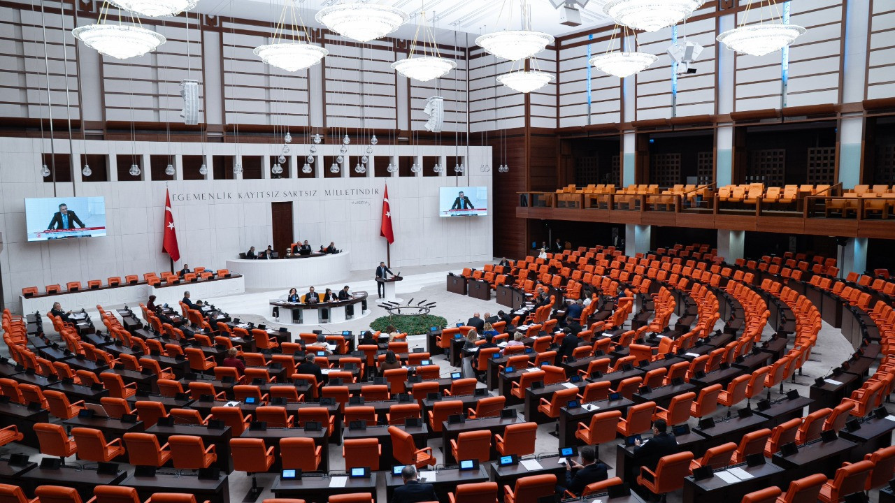 TBMM'de tansiyon yükseldi: 'Hiç mi gururunuza dokunmuyor?'