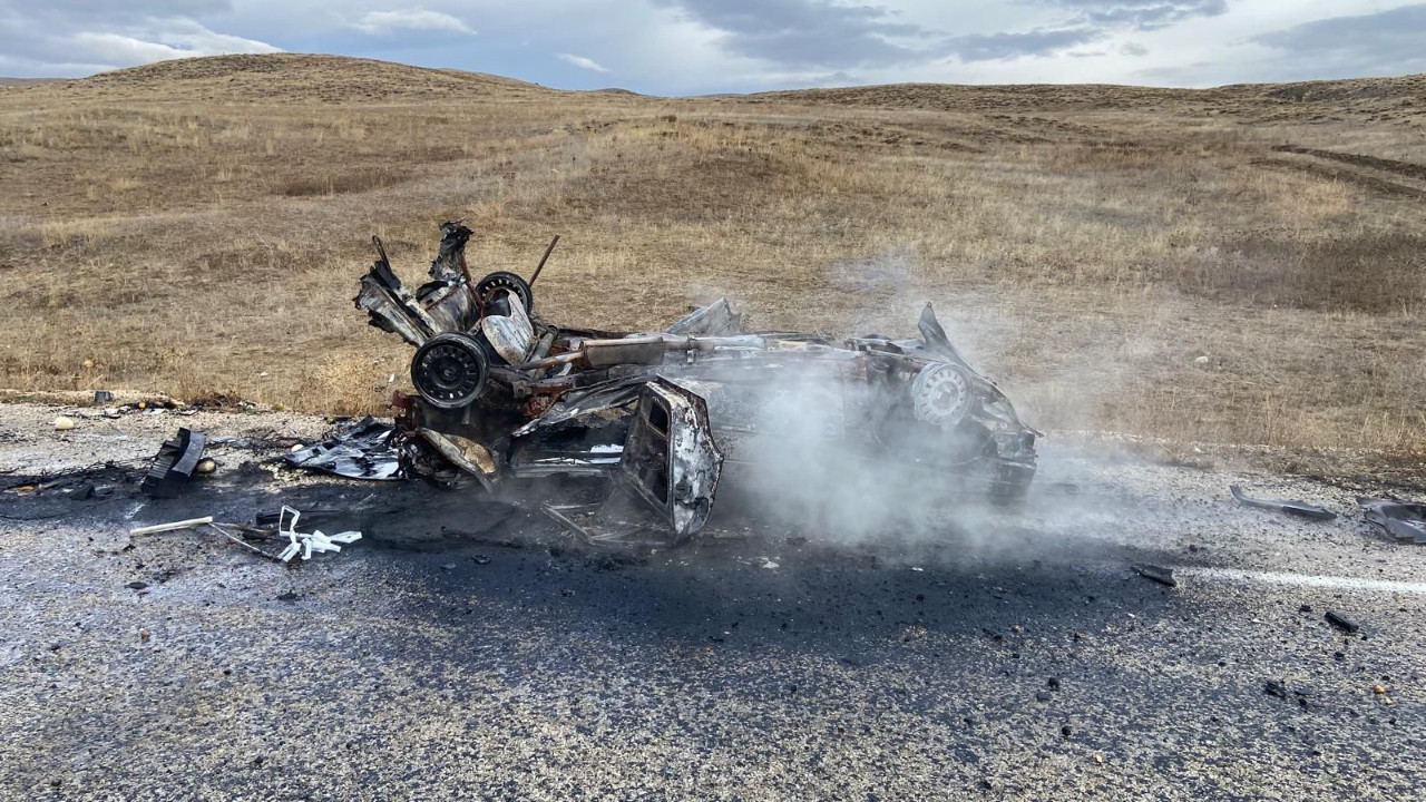 Devrilen araç kül oldu: Ölü ve yaralılar var