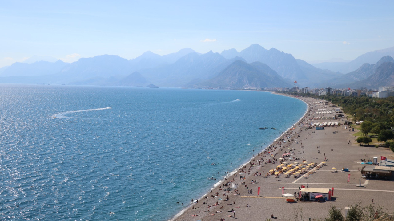 Antalya'da yaz manzaraları: Hava sıcaklığı 28 derece ölçüldü