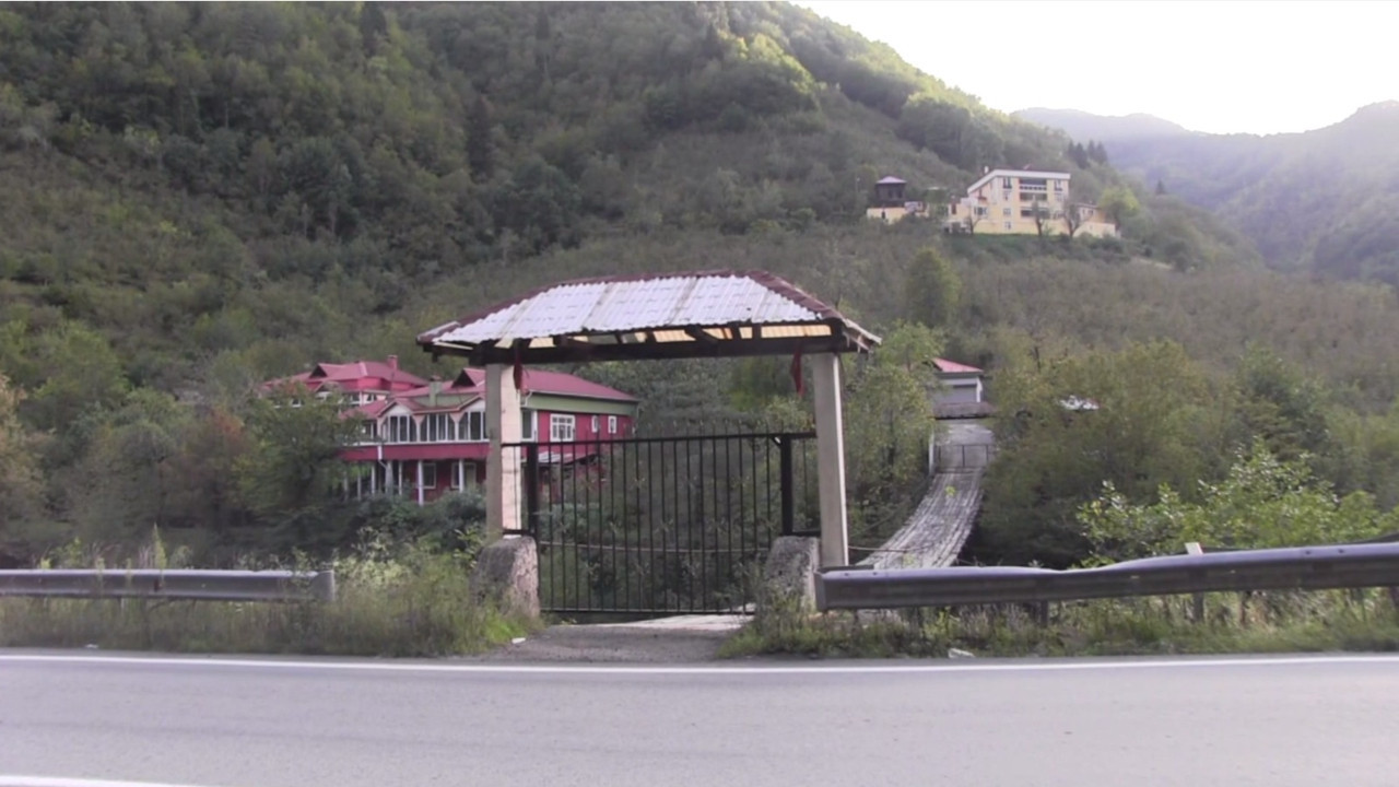 Asma köprüye demir kapı ve kilit: Gurbetçinin önlemi dikkat çekti