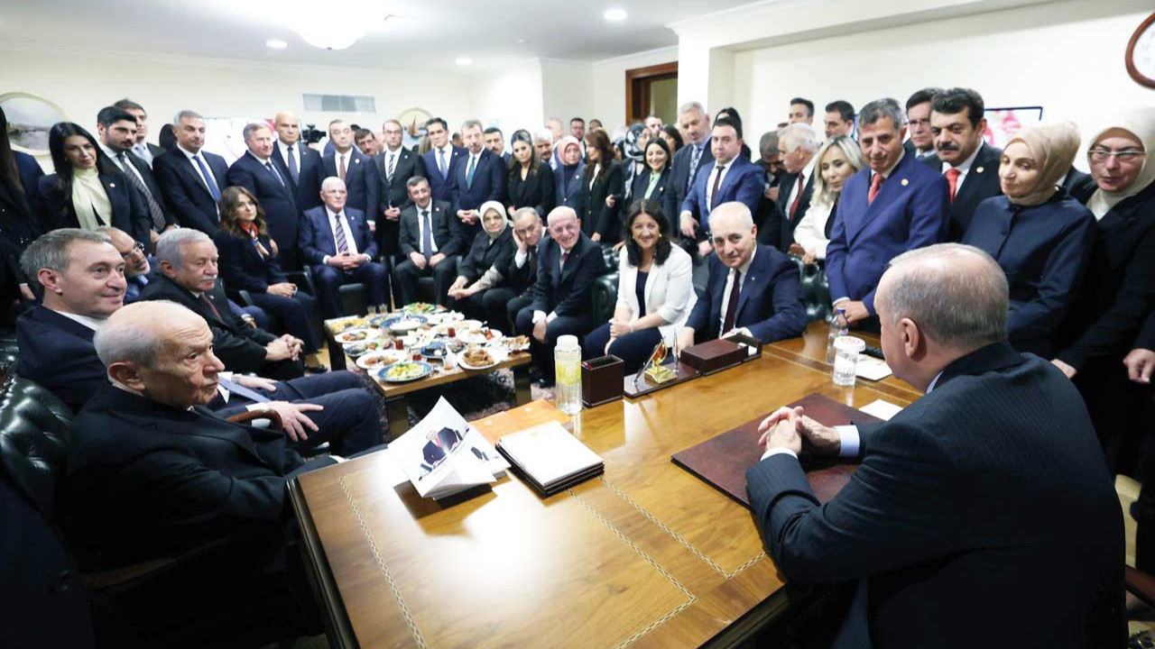 Bir fotoğraf karesinde yeni rejimin özeti