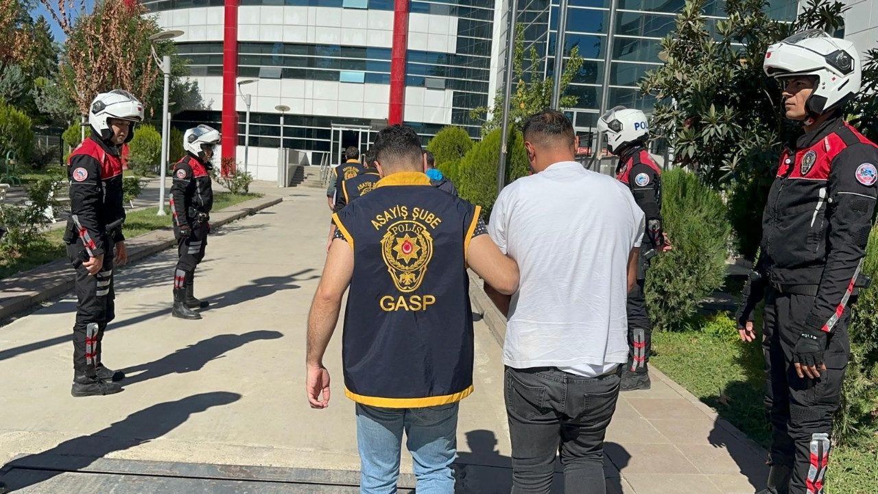 Cinayet davasına silahla geldiler