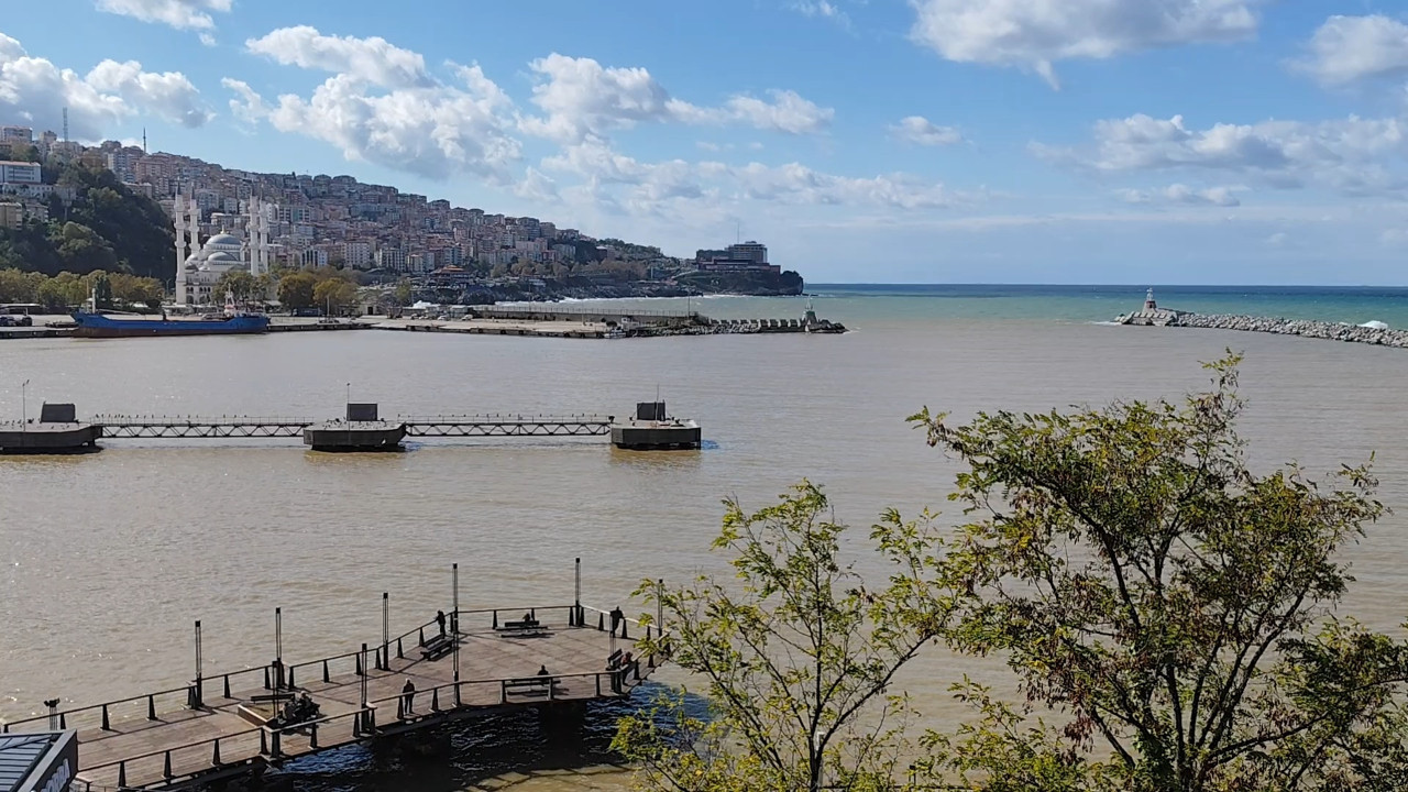 Deniz çamur rengine büründü