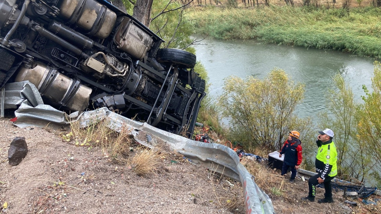 Devrilen TIR'da sıkışan sürücü 2 saatlik çalışmayla kurtarıldı