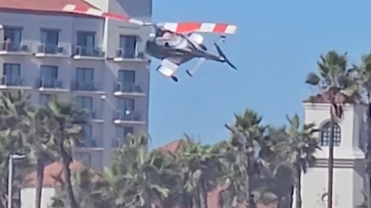 Helikopter herkesin gözü önünde kalabalık plajda düştü