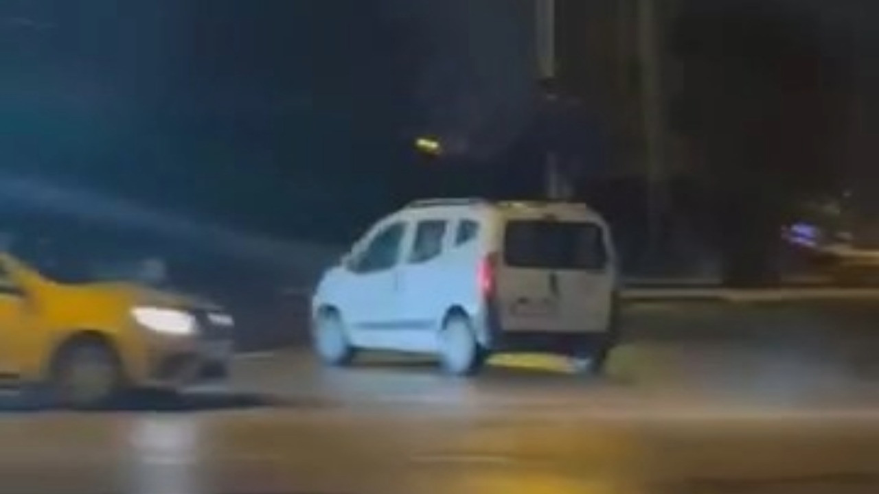 Polislerden kaçmak için ters yöne girdi, direğe çarparak durdu