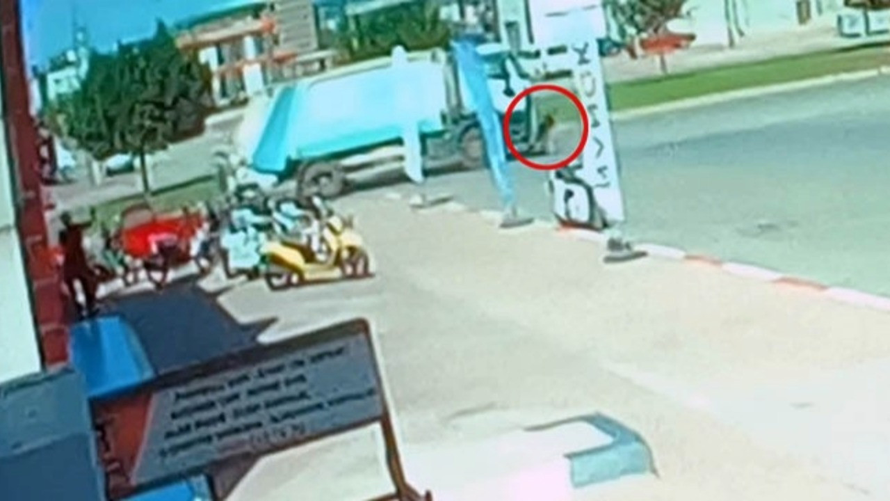 Çöp kamyonunun altında kaldı