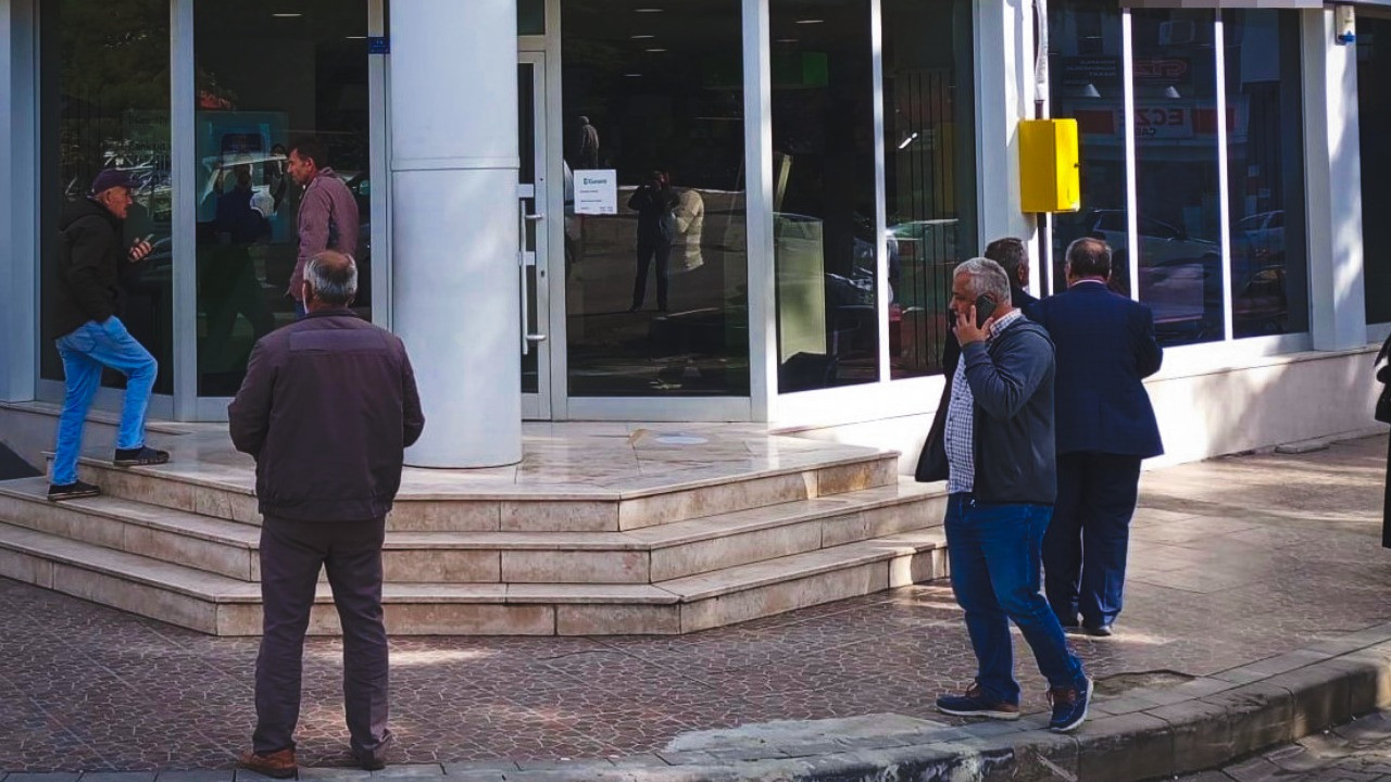 Kurusıkı tabancayla banka soydu