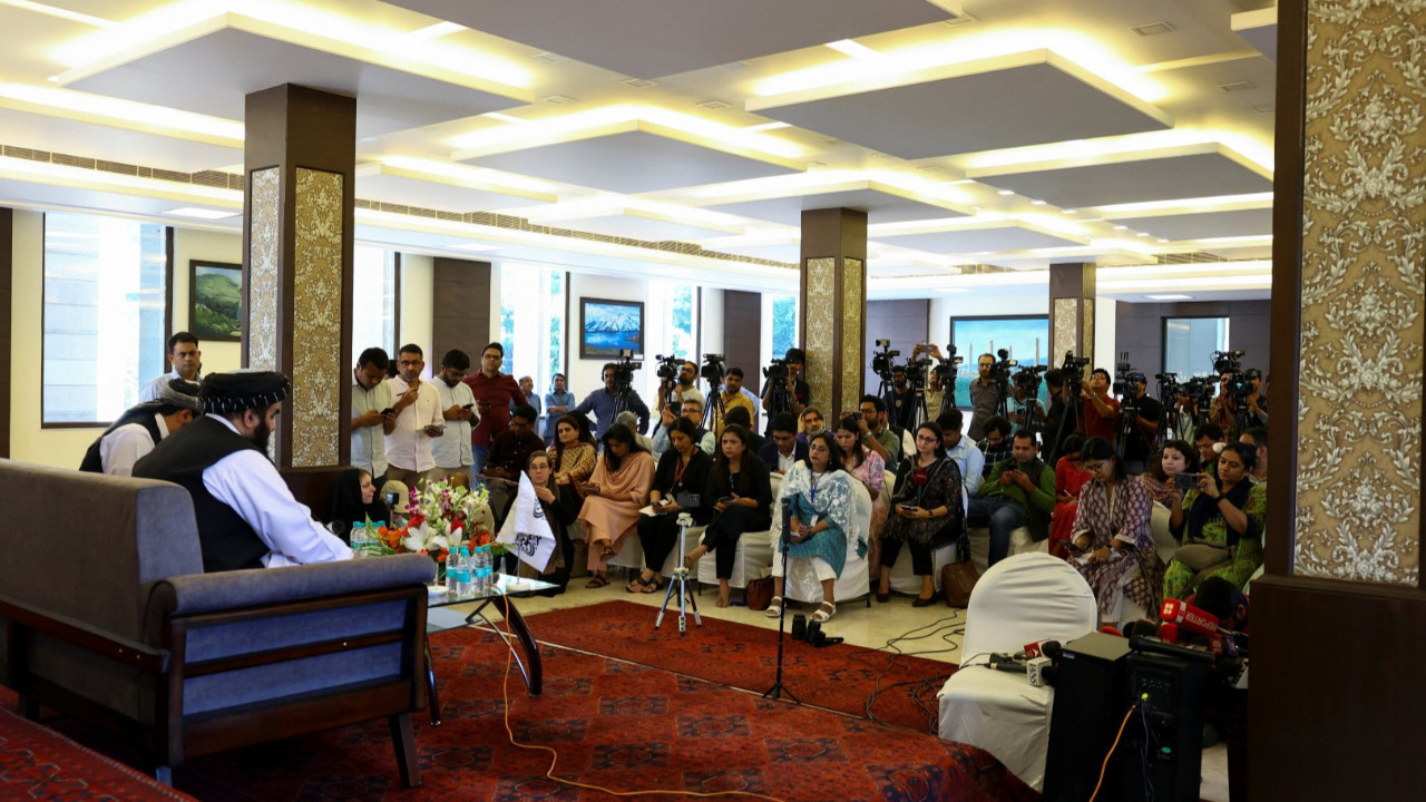 Taliban'ın bakanı kadın gazeteciler karşısında ter döktü