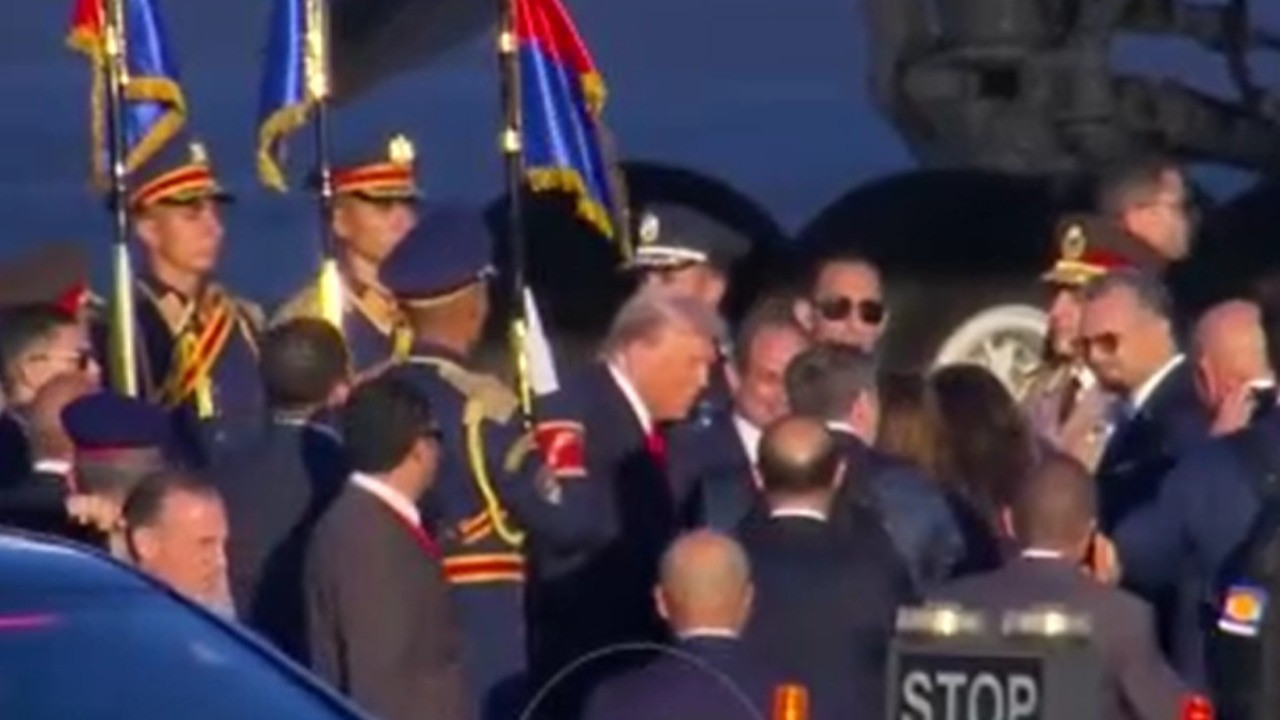 Trump, 3 saatlik gecikmenin ardından Mısır'da