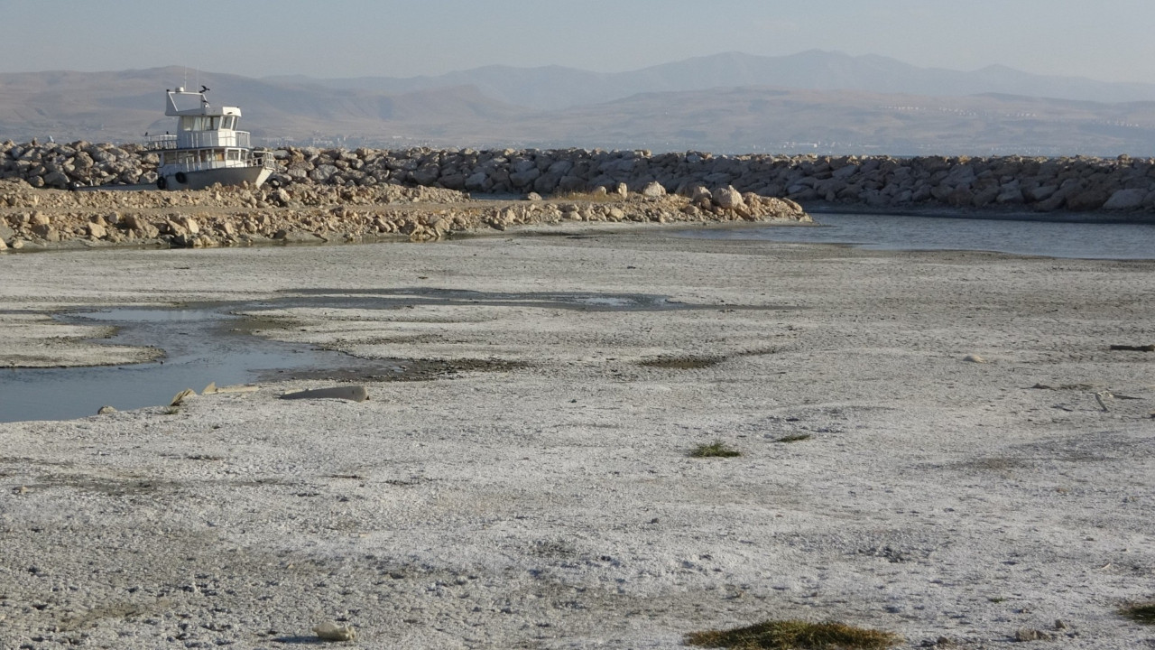 Van Gölü'nde geri dönüşü zor süreç: Çekilme 3 kilometreye ulaştı