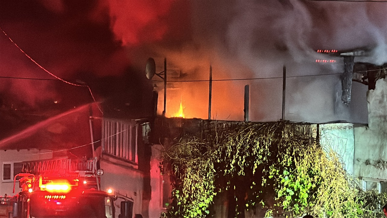 2 katlı binanın çatısı yandı, ev sahibi fenalaştı