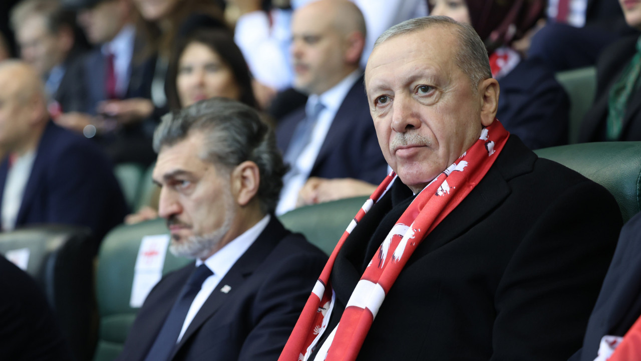 Erdoğan'ın izlediği milli maçta Öcalan'a küfürlü tezhürat