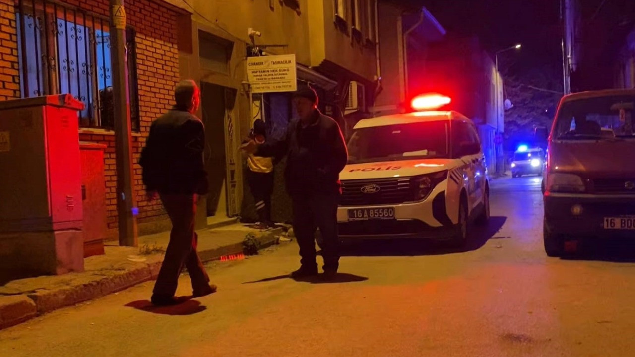 Evde ölü buldukları arkadaşlarını bırakıp kaçtılar