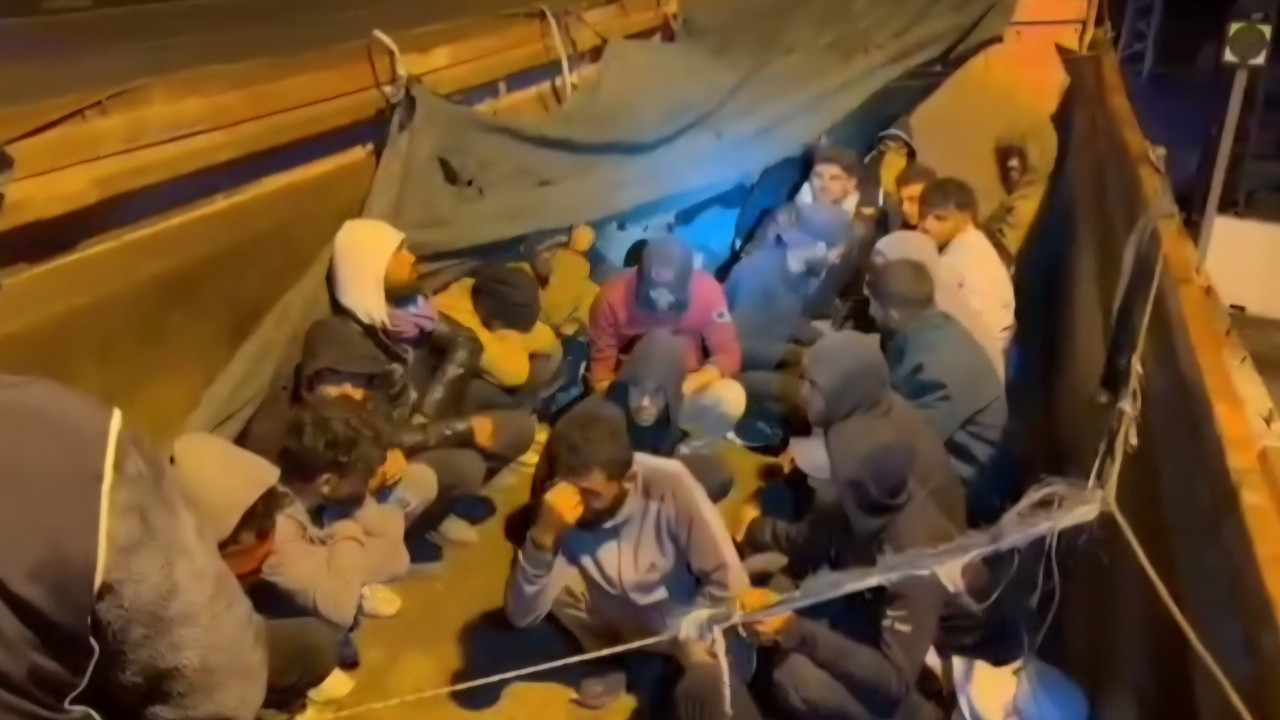 TIR’dan 28 kaçak göçmen çıktı: Şoför tutuklandı