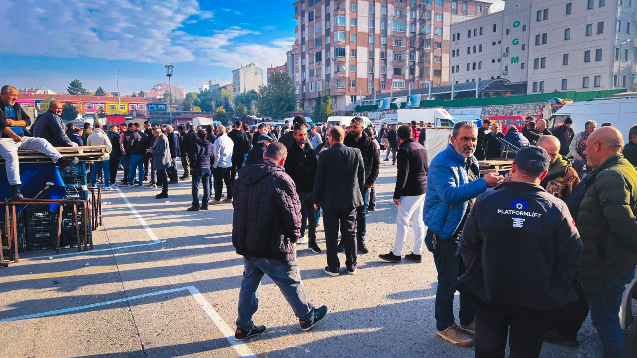 AKP'li belediye başkanıyla pazarcılar arasında gerilim: Tezgah açmadılar