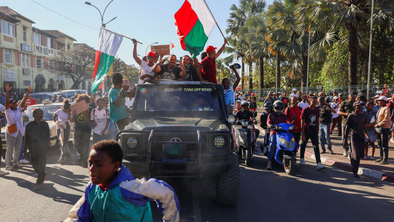 'Firari' lider istifa etmedi, ordu yönetime el koydu!