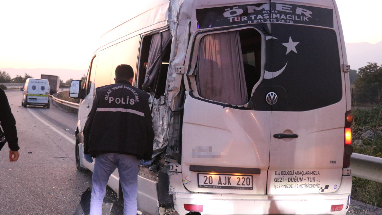 İşçi servisine çarpan kamyonda şoförün babası hayatını kaybetti