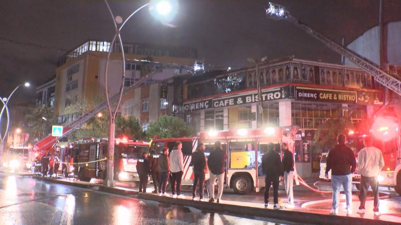 Sultangazi’de gece yarısı korkutan yangın: Kafe küle döndü