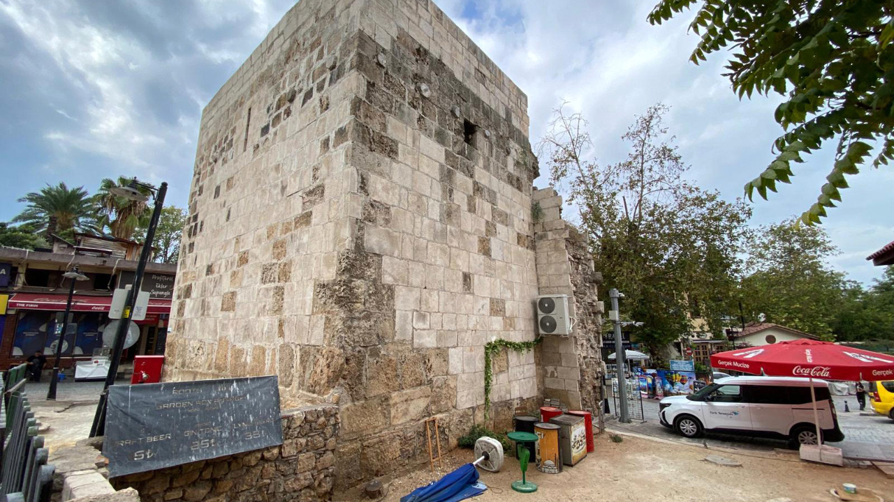 Antalya’da 2 bin yıllık burcun duvarı klima takmak için delindi