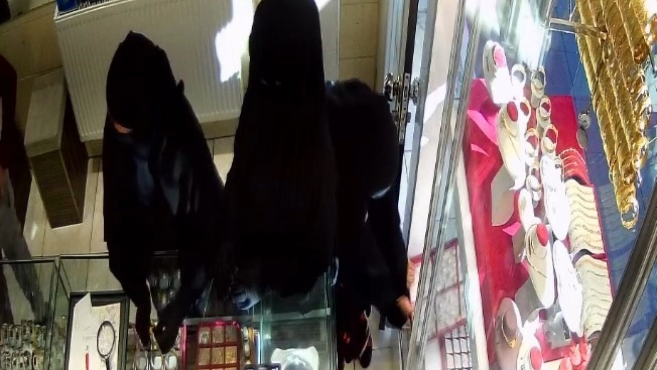 İkisi oyaladı, biri çaldı: 1,2 milyonluk kuyumcu soygunu