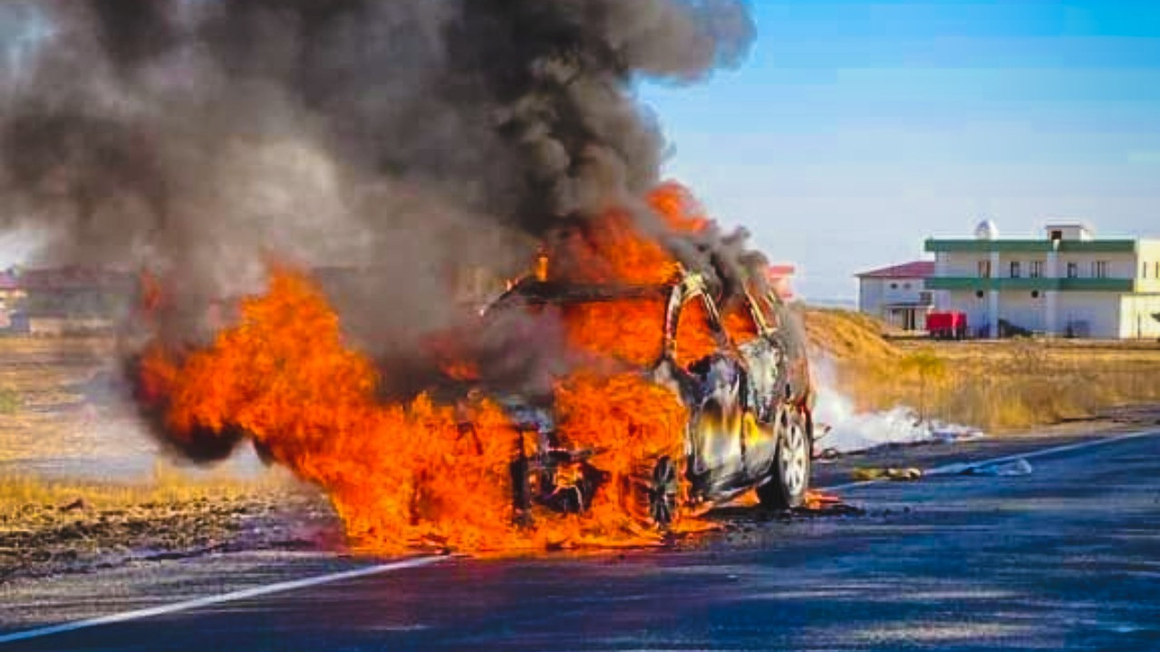 Seyir halindeki otomobil alev alev yandı