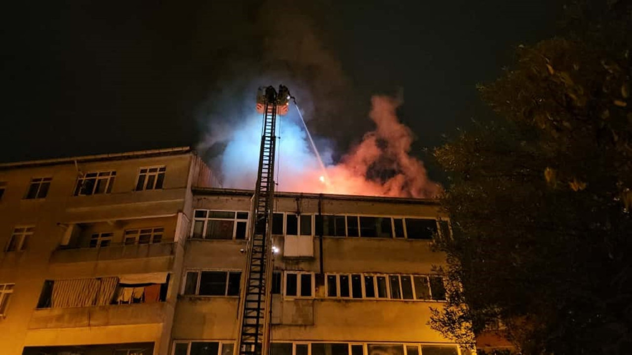 Beyoğlu'nda 4 katlı binanın çatısı alev alev yandı