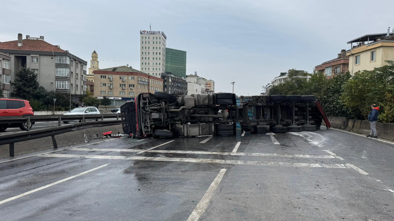 Büyükçekmece'de TIR devrildi: Yol trafiğe kapatıldı