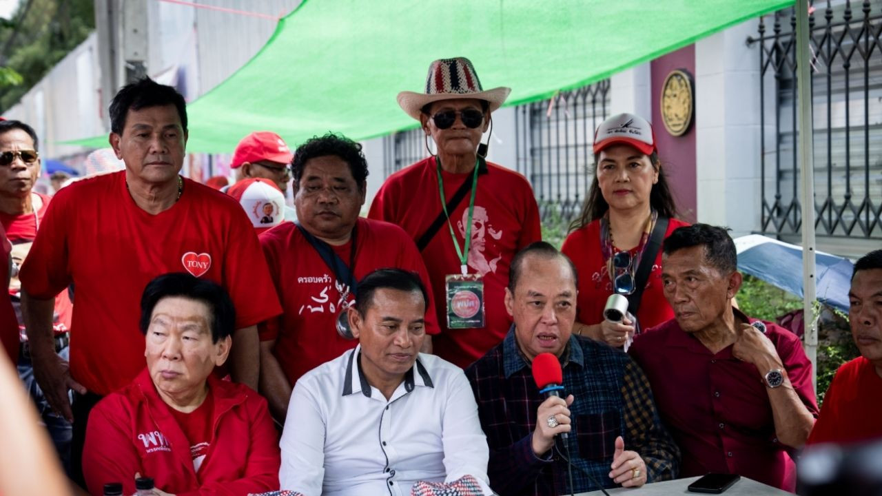 'Kırmızı gömlekliler' eski başbakan için toplandı