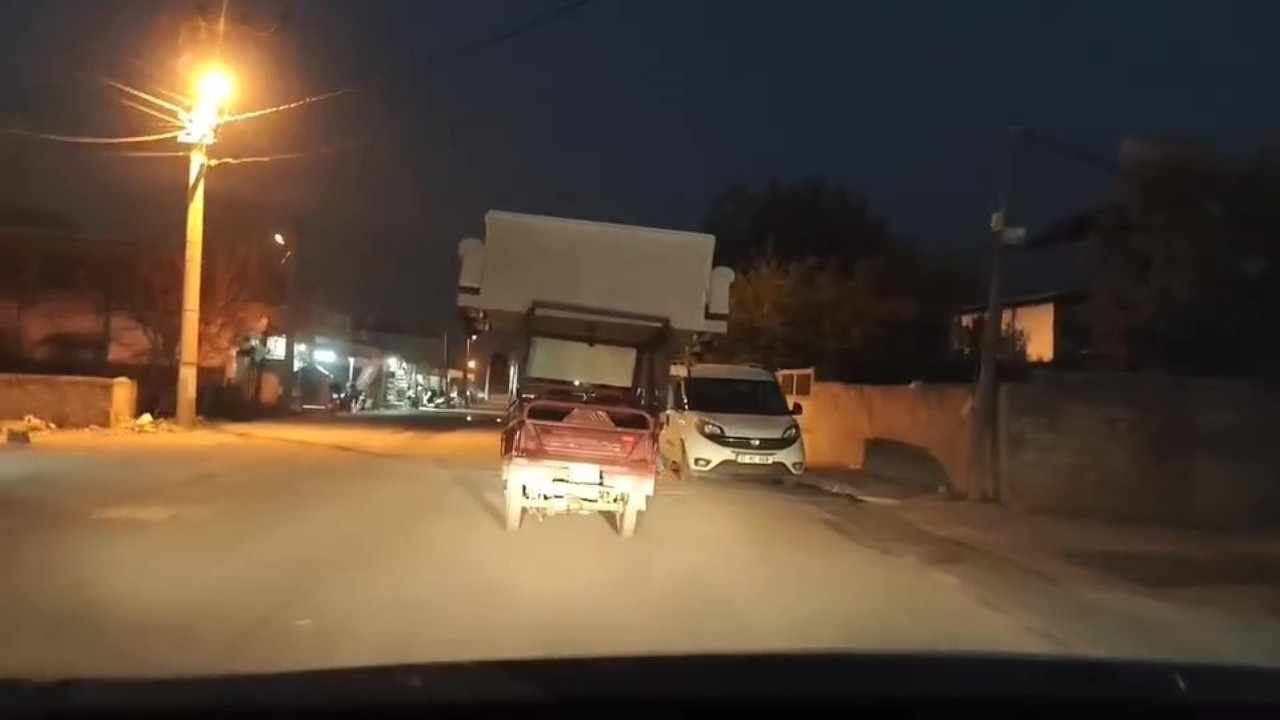 Trafiğin ortasında tehlikeli taşıma: Motosikletle koltuk taşıdı!
