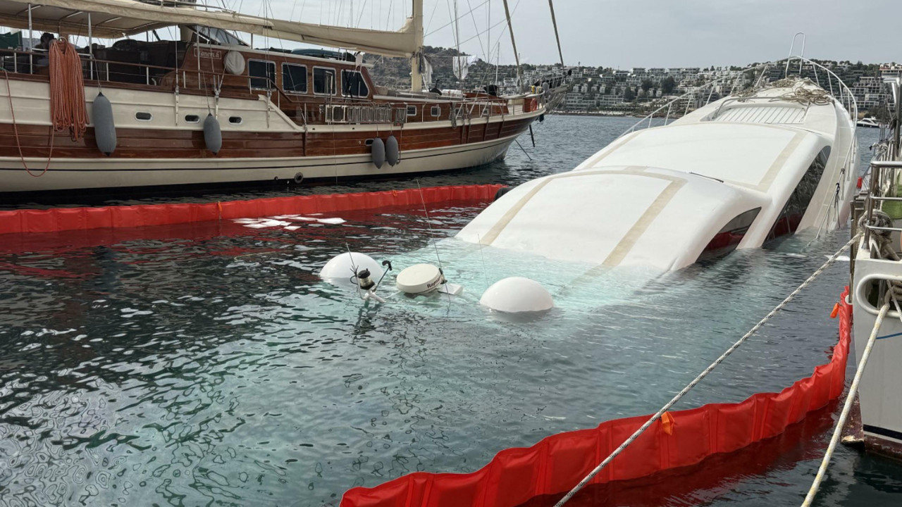 Bodrum'da iskeleye demirliydi: Lüks yat battı