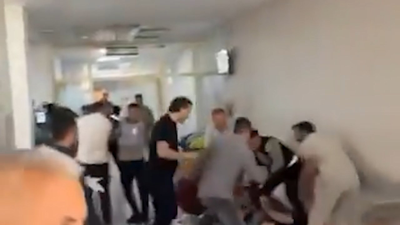 Husumetli 2 aile hastanene birbirine girdi: 3 yaralı