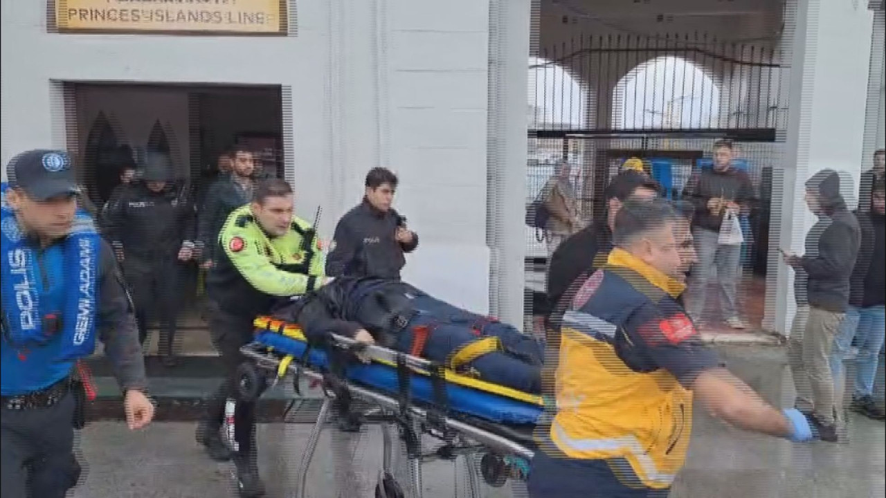 Kadıköy'de iskelede facia: Engelli vatandaşlar denize düştü