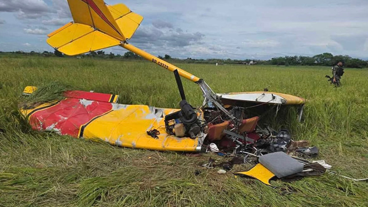 Küçük uçak tarlaya düştü: 2 ölü