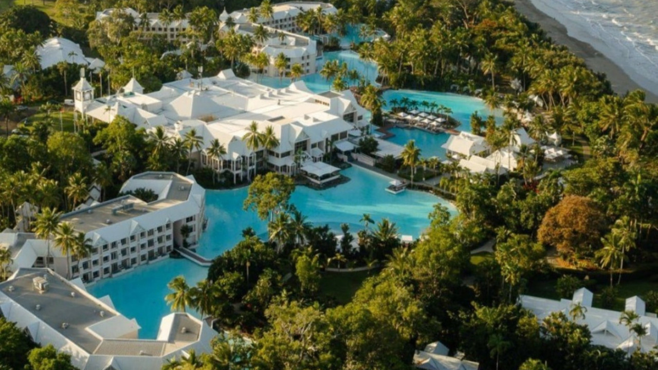 Lüks otelin havuzunda timsah şoku