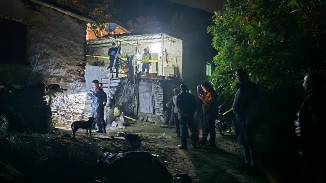 Aile faciası: Oğlunu öldürdü, eşini ağır yaraladı
