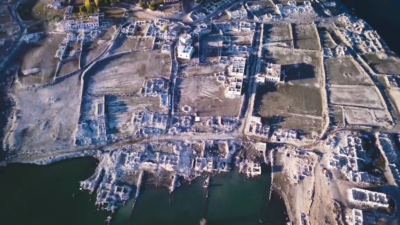 Baraj suları çekildi, eski köy tamamen ortaya çıktı