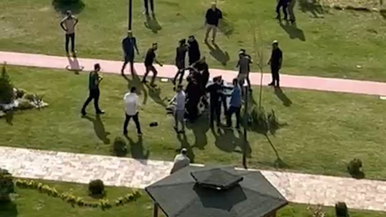 Site bahçesinde iki grup birbirine girdi: Yaralılar var