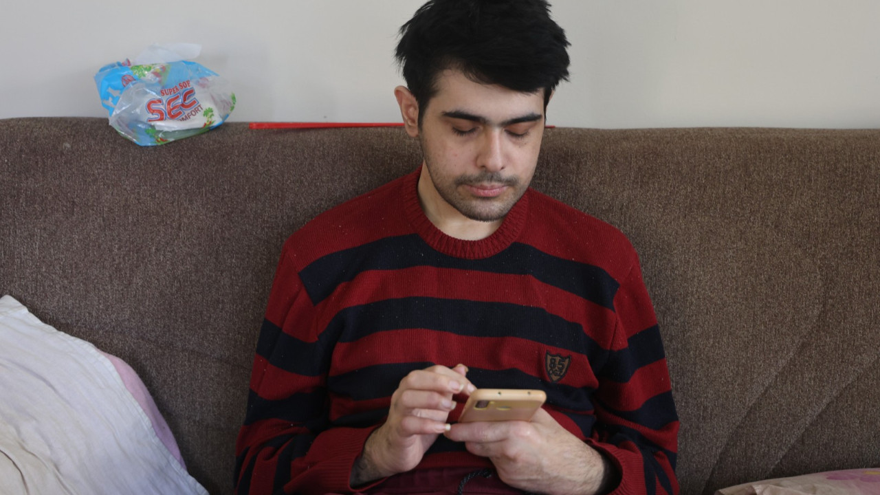 Telefon bağımlısı gençten ailelere uyarı: “Küçükken telefon vermeyin”