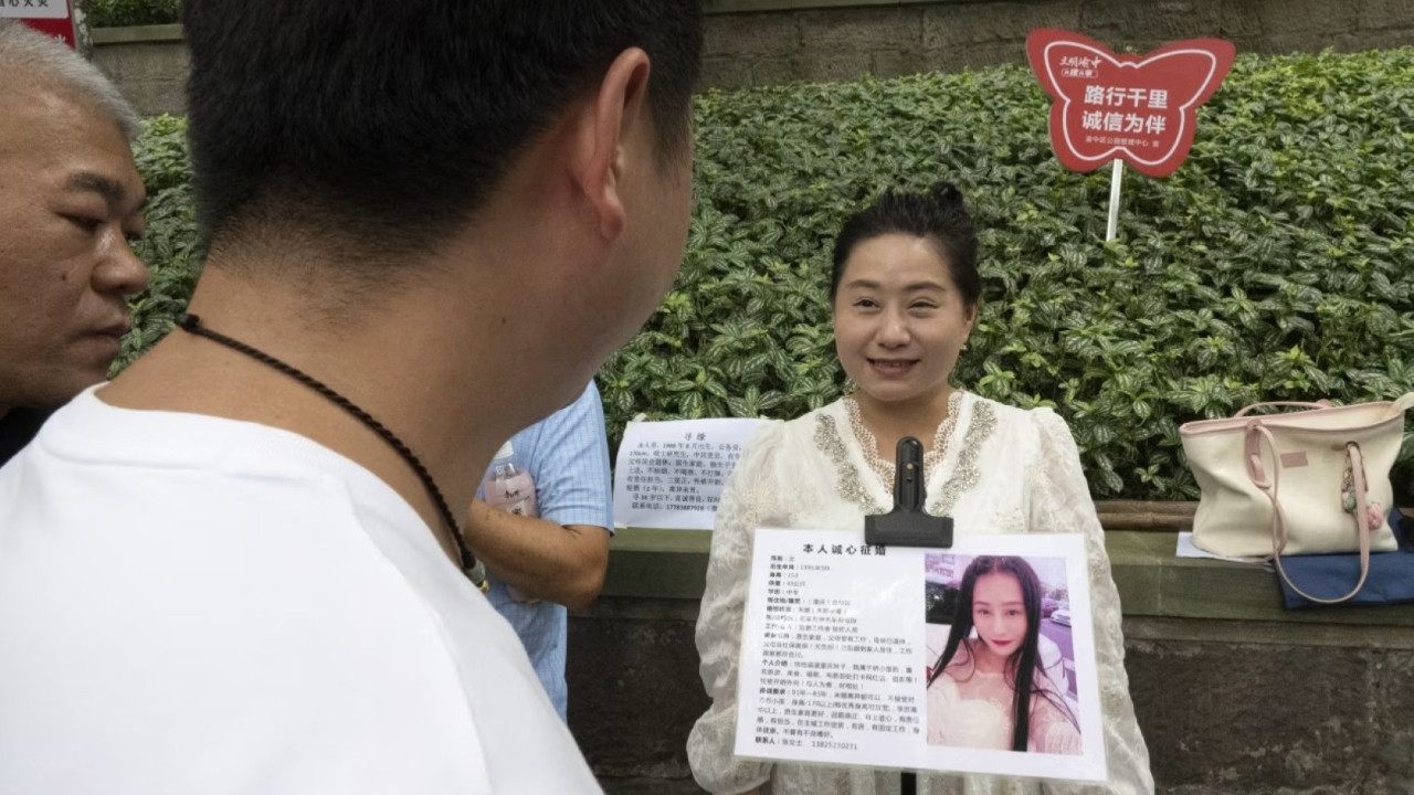 Bu parkta her hafta sonu çöpçatan pazarı düzenleniyor